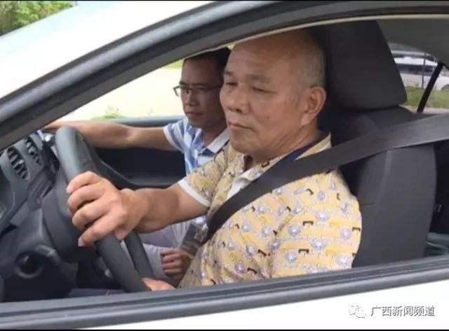  侧露|67岁大爷考驾照，所有科目一把过，车尾横幅霸气侧露
