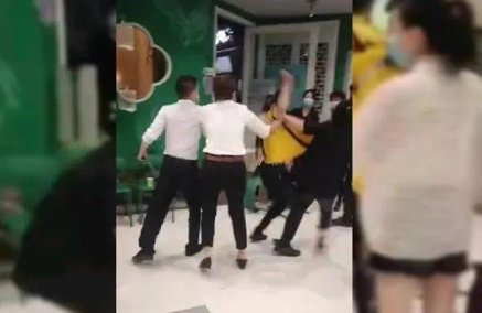  介入|外卖骑手与饭店女店员大打出手，警方已介入