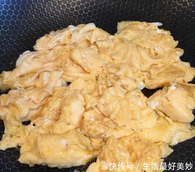 美味|鸡蛋炒洋葱木耳,家常小炒,营养美味,方便快捷!