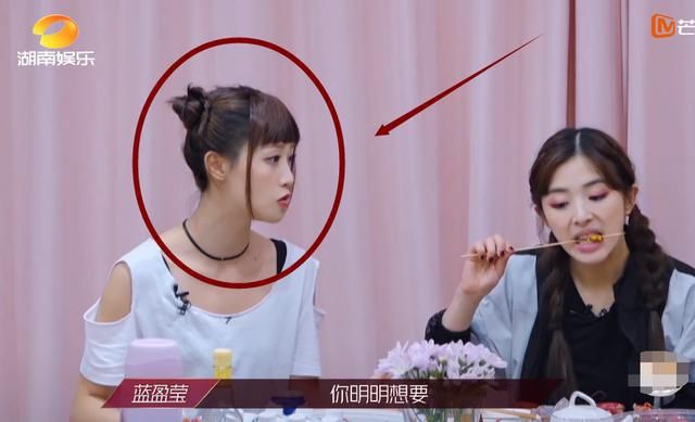  小龙虾|三个人一起吃小龙虾，谁注意蓝盈莹脚放哪了？素质是装不出来的