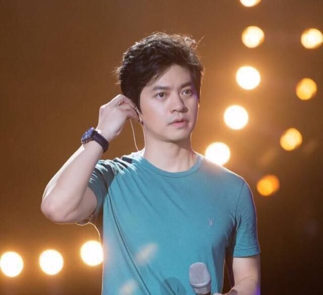  羡慕|音乐诗人李健，对全世界高冷只对一人卖萌，让大家好生羡慕！