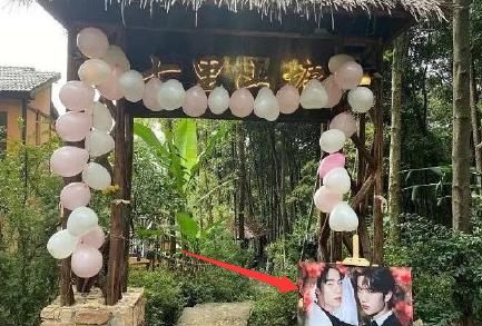 婚纱|王一博肖战被“结婚”肖战被女化穿婚纱,CP粉戴面具亲吻太辣眼!