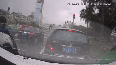  我车|车辆阻挡救护车，急得护士去敲车窗！司机：怪我车隔音太好