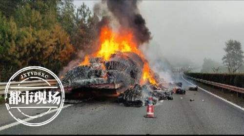  火车|高速上货车变“火车” 30吨棉花化为灰烬 司机：没想到配灭火器