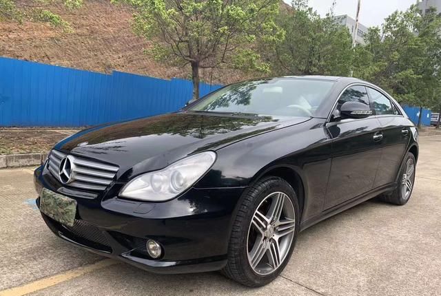 奔驰|2010年奔驰CLS500售价9万,溜背式设计看起来更加运动