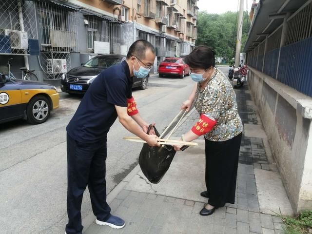 出门|出门携带“六件套”，八角街道数百干部争当“文明街巷长”