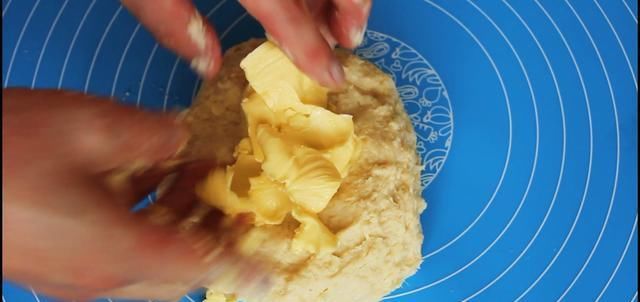 酵母|纯手工制作甜甜圈教程,外焦里嫩颜色金黄,再也不用为早餐发愁了