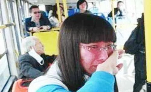 小白|13岁女孩“被”大爷强制让座，小伙解围回怼，老人红脸下车