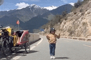  爸爸|94年单亲爸爸带女儿骑行拉萨惹争议，71天走了4139公里：“宝贝，我想送你星辰和大海！”