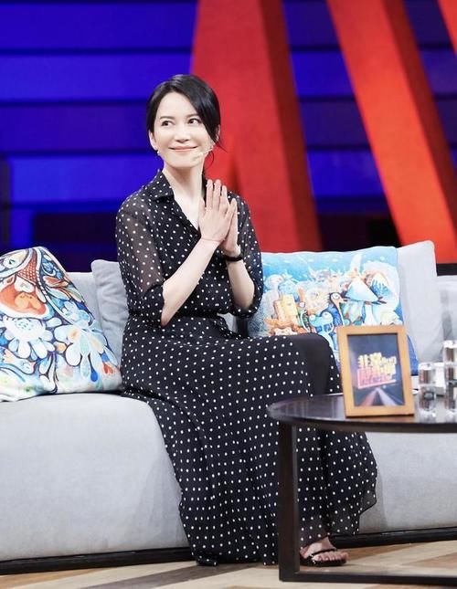 俞飞鸿|俞飞鸿太可了！穿大妈T恤配牛仔裤都这么气质，换别人穿就弱爆了