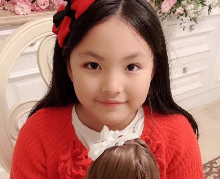  The9|有种“富家千金”叫王诗龄，和The9成员合照，还背着2万元名牌包