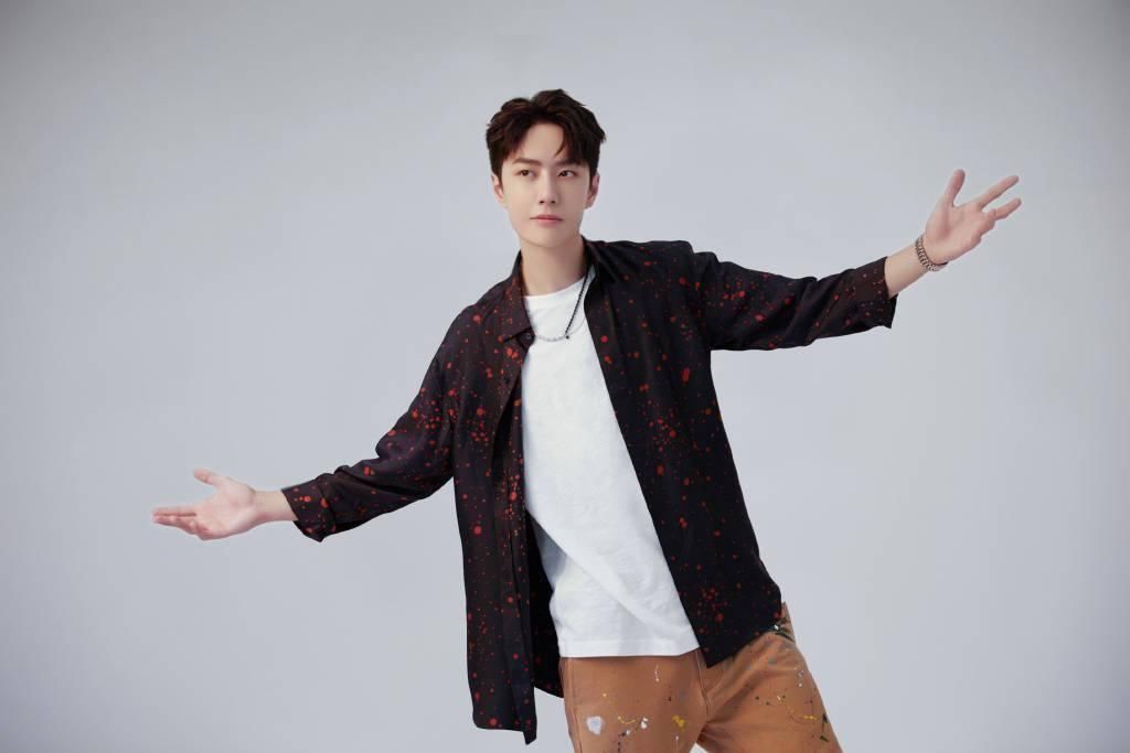  花絮|王一博《快乐大本营》侧拍花絮照公开 一豹和他的小黑豹同框啦！