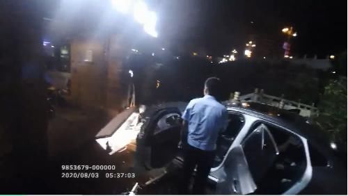  桥头|堪比大片！黔南一轿车多次超速逆行，撞破护栏冲下桥头