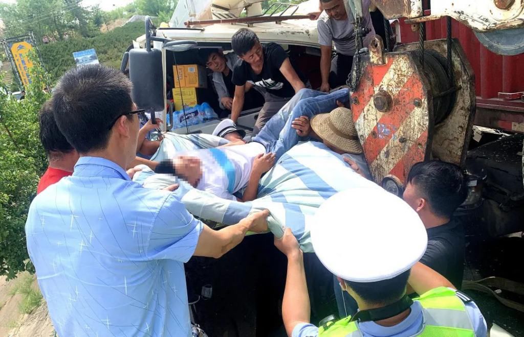 在场|一群好人!在场的每一个人都伸出援助之手!