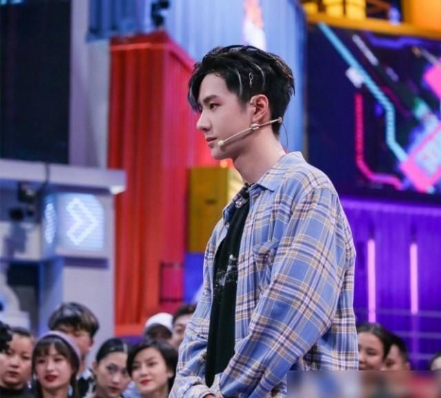  网上|作者《冰雨火》在网上吹嘘王一博街舞，白天陈警察，晚上博