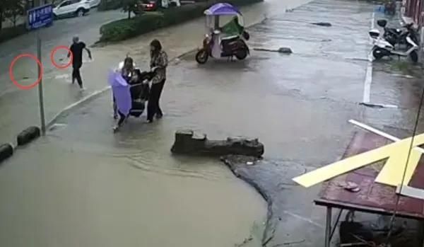  女生|女生雨中骑车跌落水坑，瞬间淹没头顶