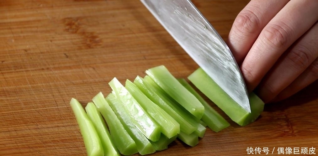 胡萝卜|鹌鹑蛋搭配两种菇一起炒，看着清爽，吃着不腻，口感很棒