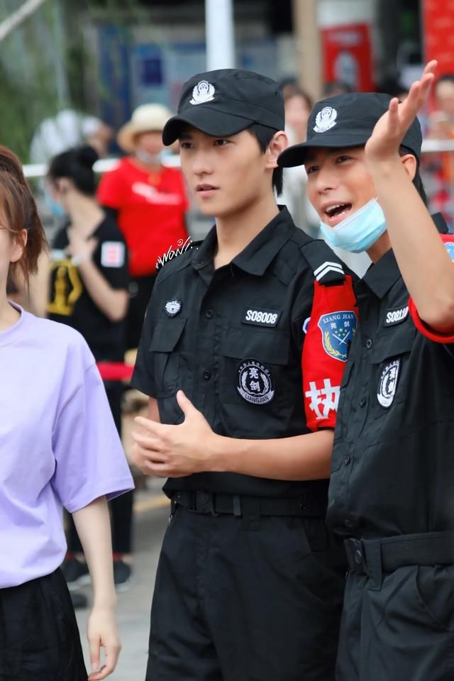  时隔|杨洋时隔五年再上真人秀，抹黑脸穿保安服太拼，帅气值有影响吗？