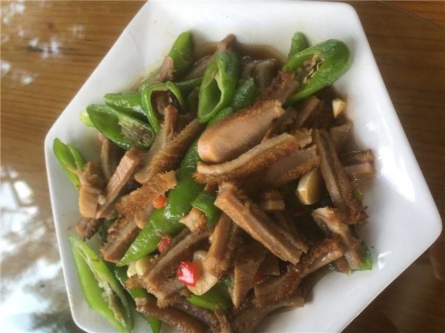  庆祝|表弟考上心仪大学，二叔特意做一桌农家菜庆祝，一大家人吃嗨了！