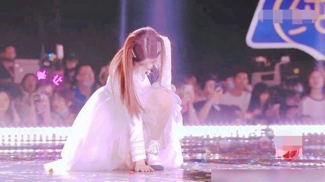 下意识|陈卓璇出道后赵粤、王艺瑾却在偷笑,她下意识的动作太打脸了