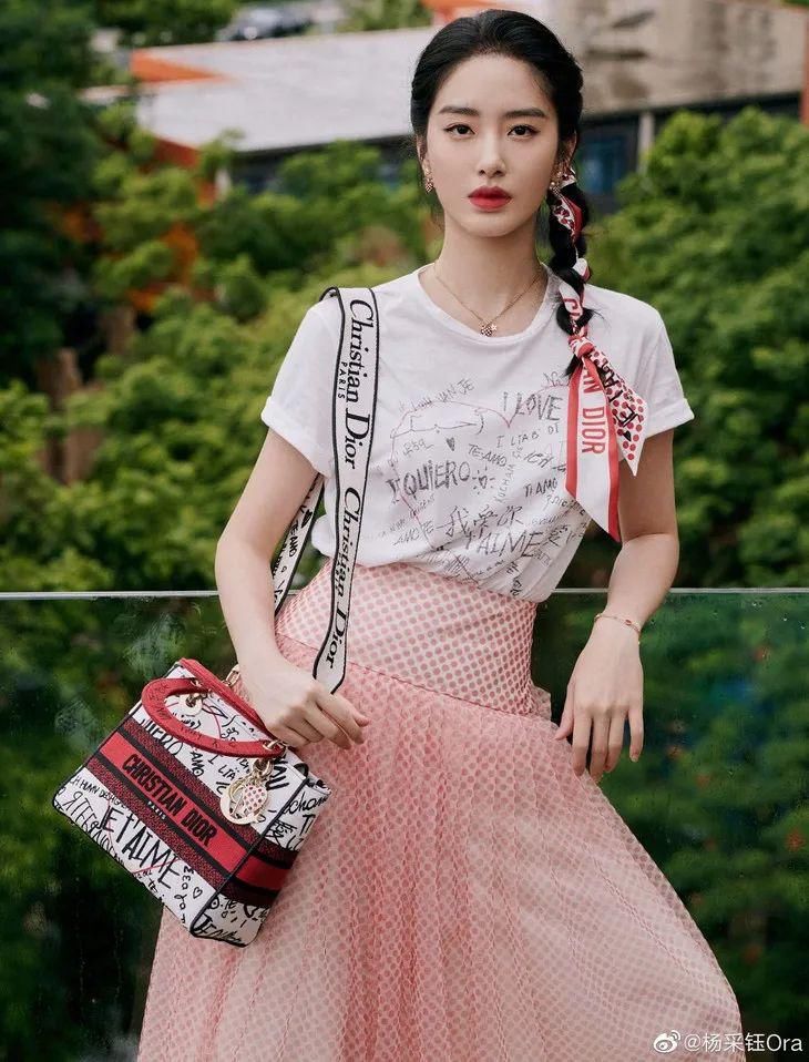  争霸|壹周潮话题 | 八月第一周：白玉兰气质争霸&杨幂热巴的长腿狙击