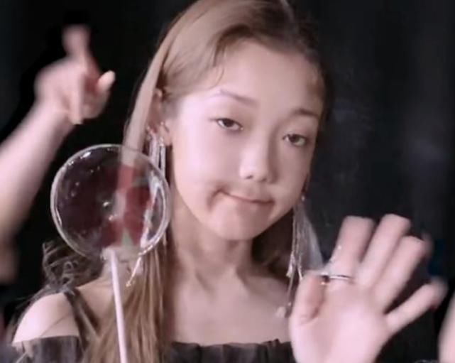  美颜|硬糖少女上节目当评委，出场时节目组忘开美颜，颜值如何一目了然