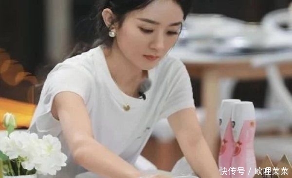 赵丽颖|赵丽颖《中餐厅》玩手机被骂,可得知她在干啥后,黑粉赶忙道歉