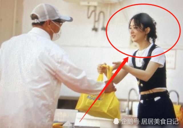 表情|《中餐厅》给抗洪人员送爱心餐!却被赵丽颖表情出卖?网友:不装了!