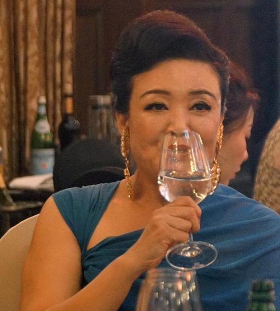  活动|大S婆婆张兰真敢穿，一袭蓝色连衣裙配大浓妆现活动，哪像62岁