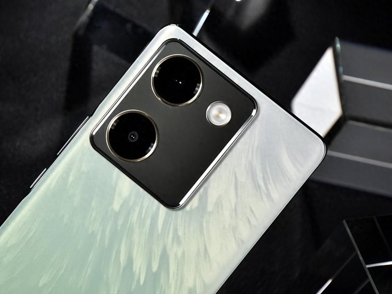 千元机不再怕暗光 vivo Y100夜景拍照实测