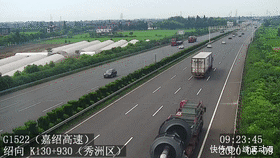  高速公路上|巨无霸高速“蜗牛爬”，竟是驾驶员怕……