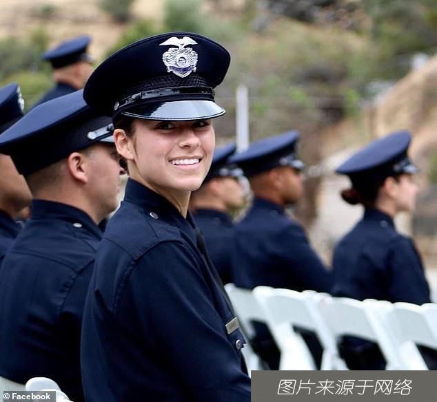  持刀|美国女警貌美如花枪法如神，击毙持刀男子，结果遭其女儿告上法庭