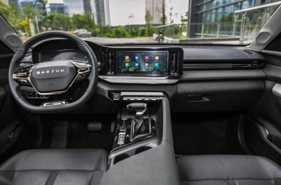  竞争|竞争轩逸帝豪，新宝骏轿跑轴距2米7，标配大屏车联网，不足6万