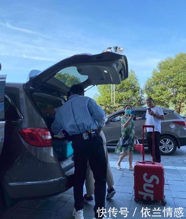 身高|黄晓明《中餐厅》路透曝光,身材高大却被发现穿鞋底超厚运动鞋