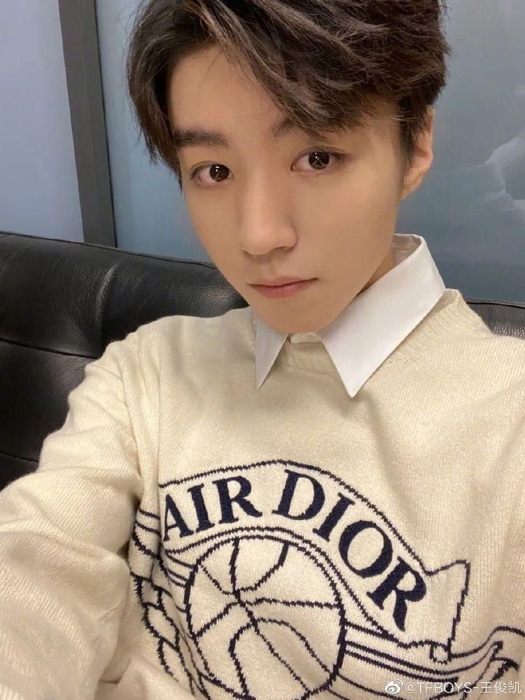  清爽|王俊凯《中餐厅4》造型曝光，干净又清爽！但状态惹人心疼，好瘦