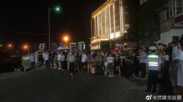  人行道|隔着屏幕都害怕！人行道突然垮塌，两人瞬间跌落