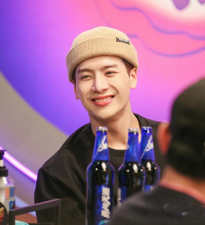 王一博|这就是街舞一起火锅吧:王一博吃毛肚忘记涮了,给王嘉尔安利糖蒜