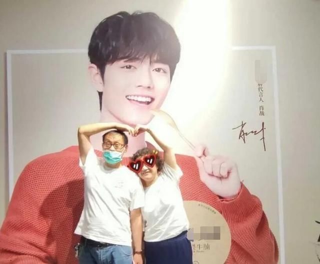 重庆|肖战代言重庆线下活动，爷爷奶奶应援被质疑摆拍，评论疑道出真相