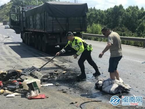  货车|突发：两部大货车相撞占道 台商交警紧急施救保畅通