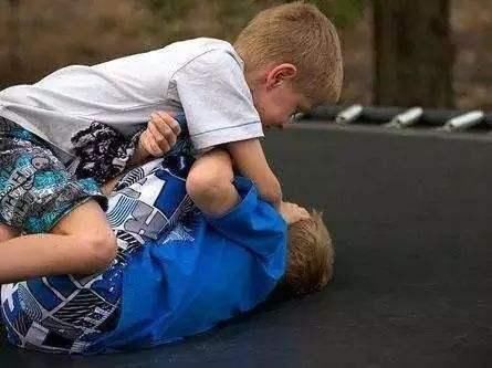  保护|40秒连扇18个耳光，未成年暴力犯罪何时休？家长该如何保护孩子？