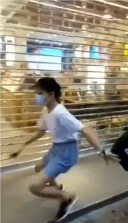 示威|12岁少女现身非法游行现场被控告，港警呼吁：未成年人远离高风险示威活动！