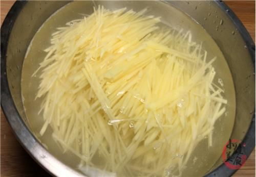  不粘锅|炒土豆丝时，先用水冲就错了！教你饭店大厨的诀窍，脆嫩不粘锅