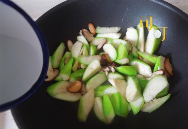  香菇|不用味精就已很鲜美的丝瓜香菇炒蛋，颜色漂亮营养好，一学就会