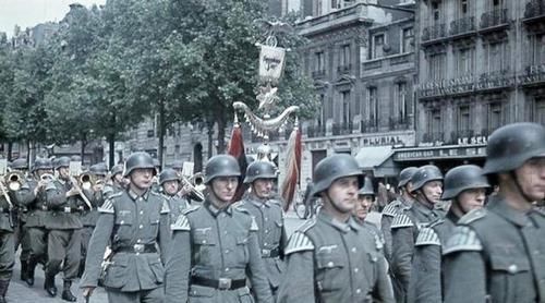 香榭丽舍的大街上|老照片：1940—1944，德军占领下的法国巴黎，图2凯旋门大阅兵