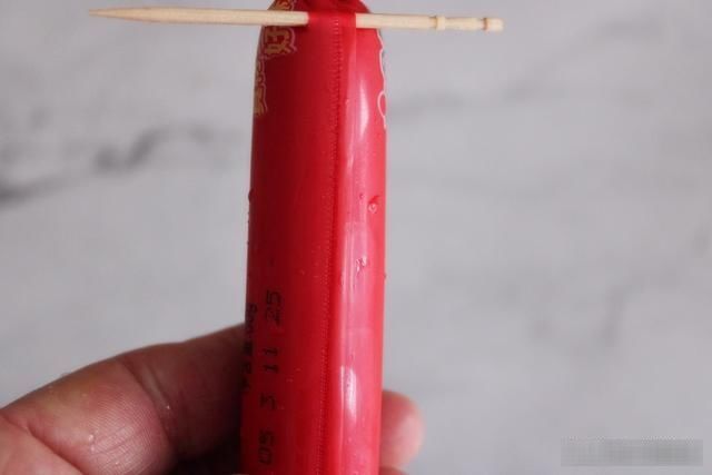 接下来我们|吃了这么久火腿肠,才知道按一下这地方,外皮一碰就开了,真简单