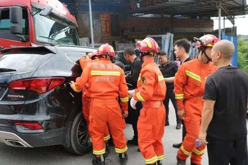  路段|马关龙半坡路段三车相撞