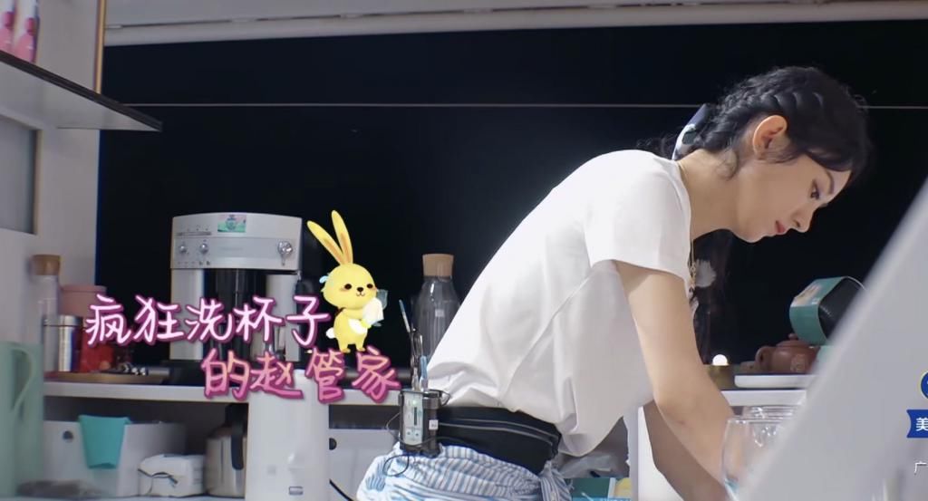  中餐厅|《中餐厅》赵丽颖槽点多？饭后先换衣服，让黄晓明送咖啡自己早休息