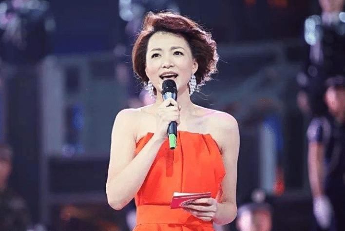  节目|董卿主持曾三次下跪，前两次圈粉无数，最后一次却成为污点！