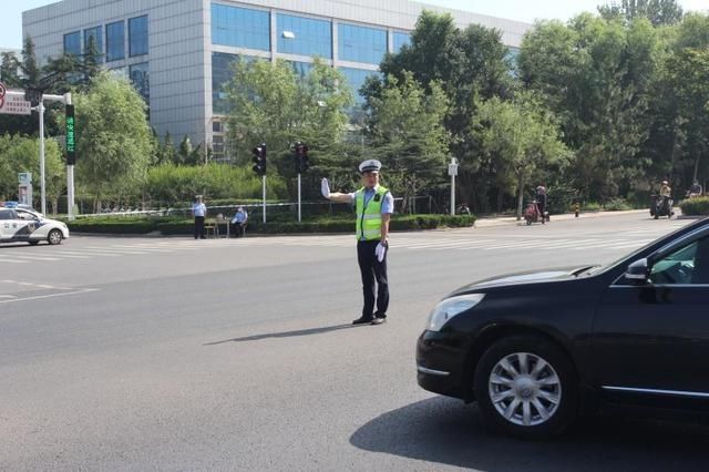  交通|诸城街头惊现“人体红绿灯”