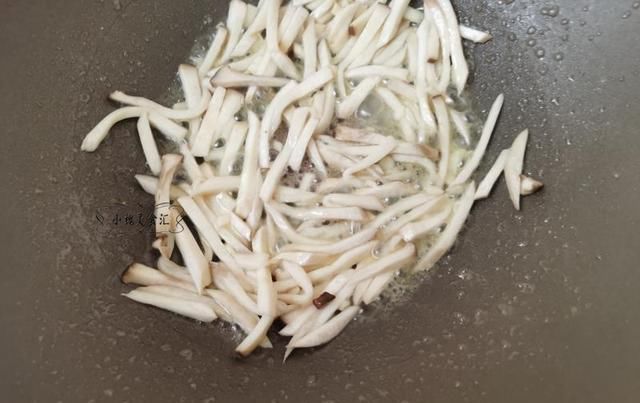  鱼香肉丝|杏鲍菇的最好吃做法，加两鸡蛋，不煮不炸，比鱼香肉丝还好吃！